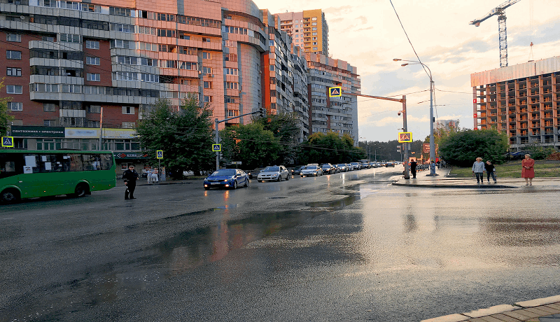машины на городской дороге